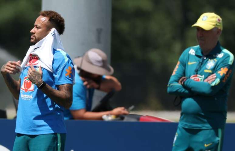 Neymar sob os olhares de Carlo Ancelotti, no centro de treinamento do New York Red Bulls, nesta manh&atilde; de domingo (21).