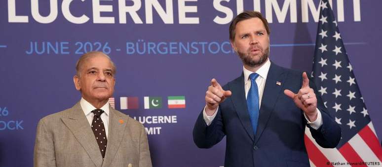 Vance e o premiê do Paquistão, Shehbaz Sharif, em Bürgenstock