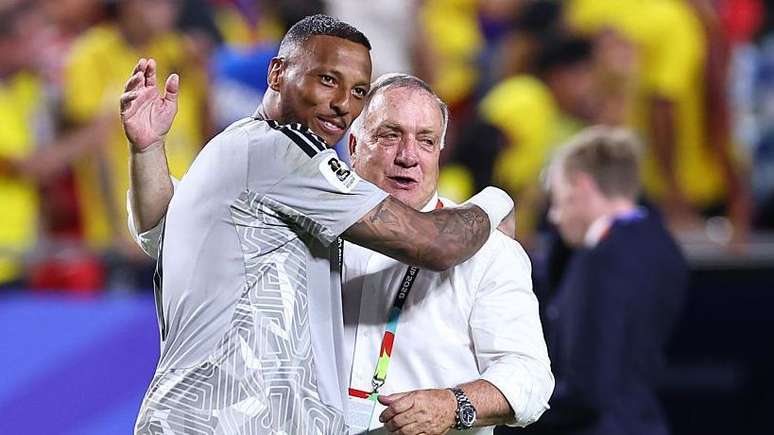 Eloy Room e Dick Advocaat comemoram um resultado hist&oacute;rico para Cura&ccedil;ao