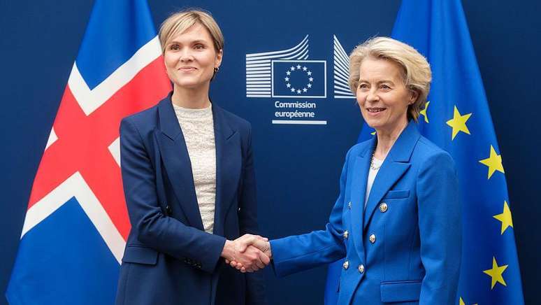 O governo da primeira-ministra Kristr&uacute;n Frostad&oacute;ttir est&aacute; pressionando por um referendo para reabrir as negocia&ccedil;&otilde;es de ades&atilde;o da Isl&acirc;ndia &agrave; Uni&atilde;o Europeia