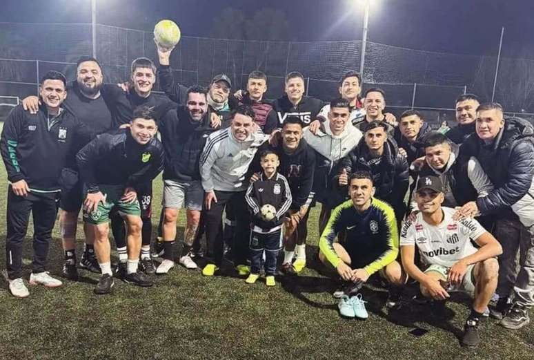 Adonis Fr&iacute;as reencontrou amigos do futebol na cidade de Florencio Varela &ndash;