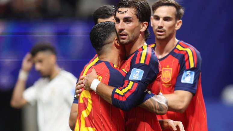 Ferran Torres, da Espanha, comemora com Pedro Porro ap&oacute;s marcar um gol que acabou sendo anulado ap&oacute;s uma revis&atilde;o do VAR.