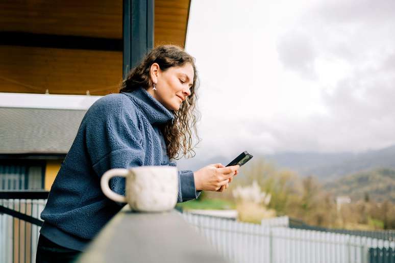 'Eles [celulares] s&atilde;o muito &uacute;teis, podem ser muito agrad&aacute;veis de usar e queremos continuar conectados. Mas quest&atilde;o &eacute;: como fazer isso de forma positiva?', questionou a pesquisadora Eleanor Drage, da Universidade de Cambridge