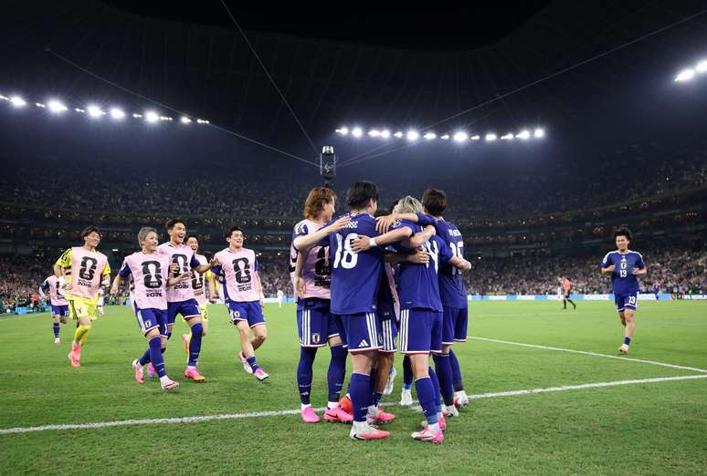 Jogadores japoneses comemoram o terceiro gol &mdash; 