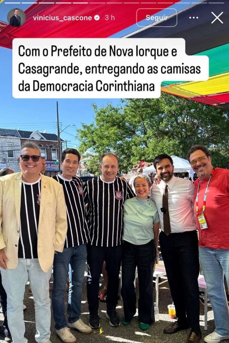 Prefeito de Nova York &eacute; presenteado por Casagrande e dirigentes ap&oacute;s fala sobre o Corinthians