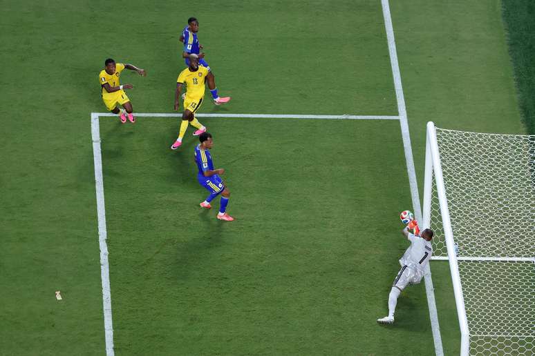 Eloy Room em defesa no empate de Cura&ccedil;ao com Equador por 0 a 0.