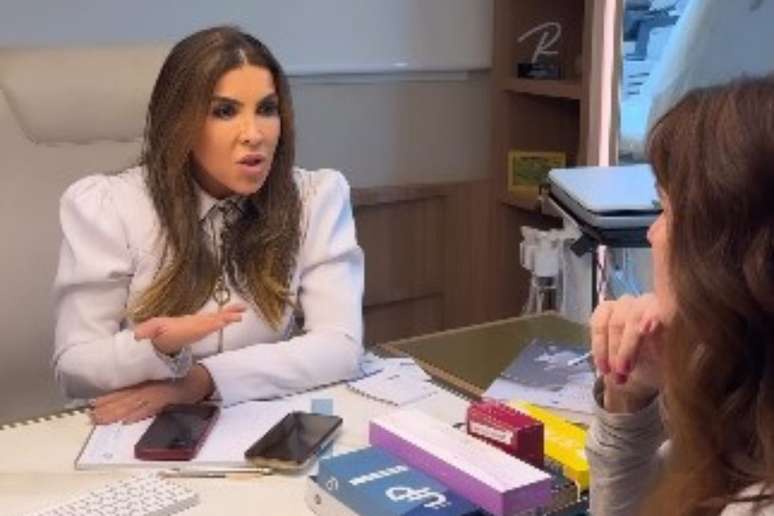 Giovanna Antonelli escutando sua m&eacute;dica