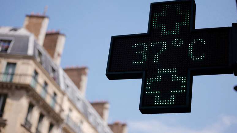 Painel de farm&aacute;cia marca 37&deg;C durante a segunda onda de calor que atinge Paris e grande parte da Fran&ccedil;a.