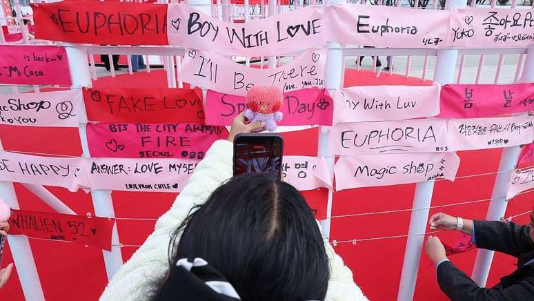 F&atilde;s do BTS colaram cartazes com os t&iacute;tulos de suas m&uacute;sicas favoritas antes do primeiro show de retorno em mar&ccedil;o na Coreia do Sul