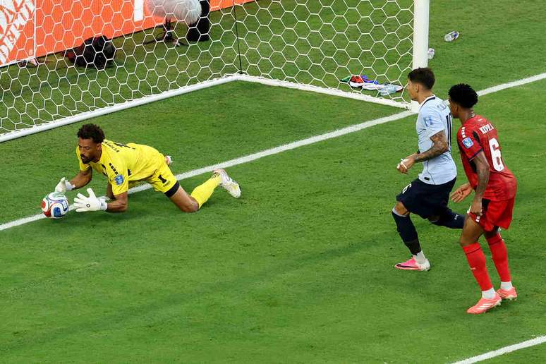 Vozinha falhou em jogo, mas levou sorte por gol ser anulado &ndash;