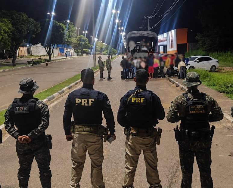 Cubanos foram resgatados na madrugada andando em rodovia de Roraima