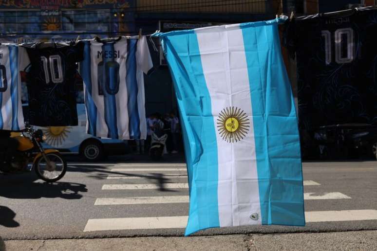 Bandeira argentina &agrave; venda na rua da Mooca antes da partida contra a &Aacute;ustria