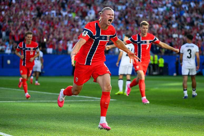 Haaland marcou dois gols e foi o nome do jogo de estreia da Noruega. Estar&aacute; em campo mais uma vez nesta segunda-feira. Afinal, ter&aacute; gol da fera? &ndash;