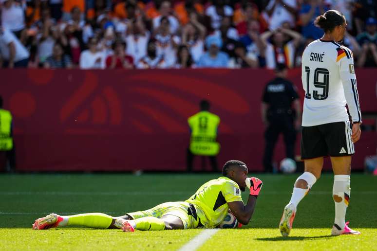 O atacante da Alemanha, Leroy San&eacute;, aparece com meia rasgada em partida contra Costa do Marfim
