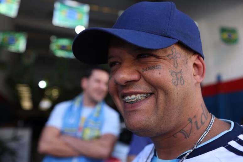 O motoboy Messias Cruz exibe a tatuagem com o nome do craque argentino no rosto em bar da Mooca, zona leste de S&atilde;o Paulo