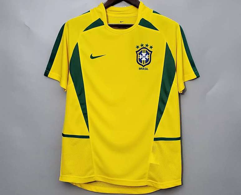 Site americano p&otilde;e camisa do Brasil de 2002 entre as mais feias da hist&oacute;ria das Copas &ndash;
