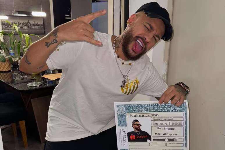 Egon Oliver faz sucesso como s&oacute;sia de Neymar &ndash;