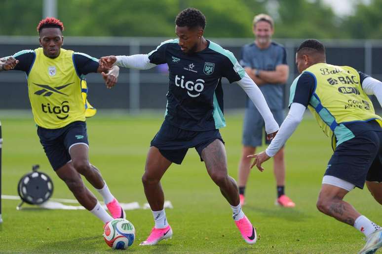 Volante Murillo, ao centro, contra a Cro&aacute;cia ser&aacute; mais uma vez titular. Por&eacute;m, Rodr&iacute;guez (&agrave; esquerda) ainda luta por vaga na frente.