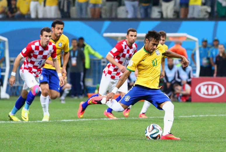 Neymar bate o p&ecirc;nalti de seu segundo contra a Cro&aacute;cia, em 2014 &ndash;