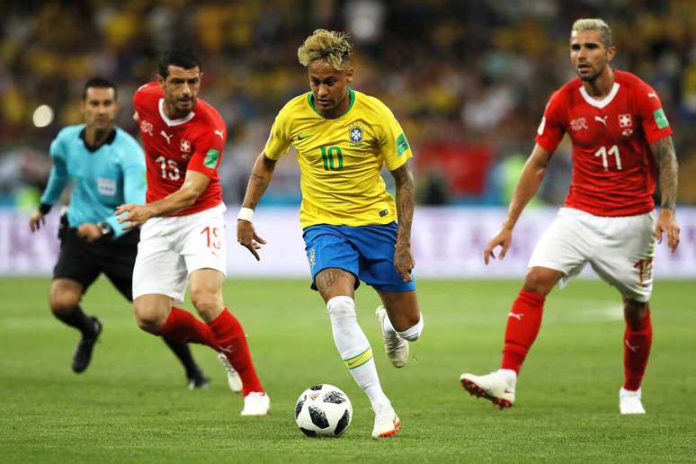 Neymar &eacute; cercado por su&iacute;&ccedil;os na estreia da Copa de 2018 &ndash;