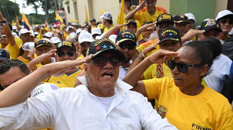 De la Espriella &eacute; t&atilde;o militarista quanto as velhas direitas, mas de maneira mais provocadora