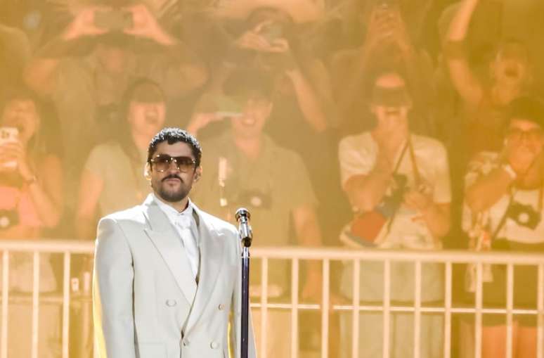 Sem cantar em ingl&ecirc;s, Bad Bunny alcan&ccedil;a marca bilion&aacute;ria e redefine os limites da m&uacute;sica latina