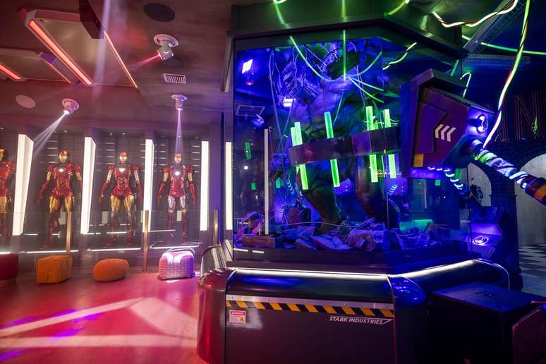 Carro na sala, T-Rex e cinema com fogos: mans&atilde;o onde Virginia est&aacute; custa mais de R$ 100 mil por semana &mdash;