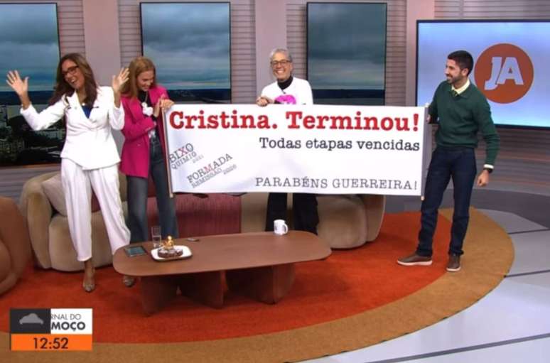 Cristina Ranzolin celebra cura do c&acirc;ncer e toma &uacute;ltimo rem&eacute;dio ao vivo 