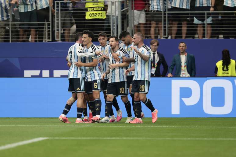 Messi abra&ccedil;ado pelos demais jogadores da Argentina ap&oacute;s se tornar o maior artilheiro da hist&oacute;ria das Copas 