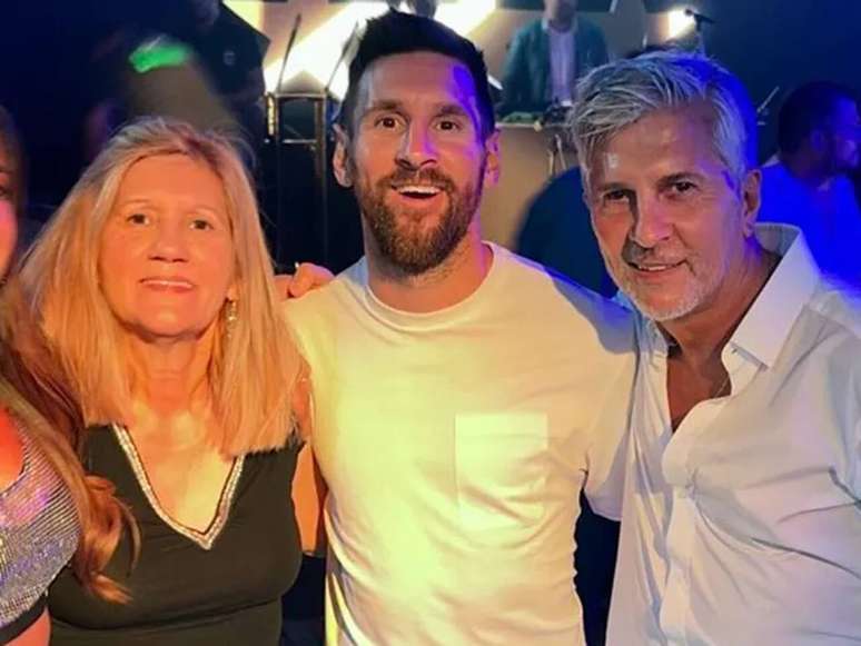 Messi entre sua m&atilde;e, Celia Cuccittini, e seu pai, Jorge Horacio &ndash;
