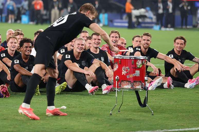 Jogadores reproduziram em campo a remada viking, que virou s&iacute;mbolo da torcida norueguesa