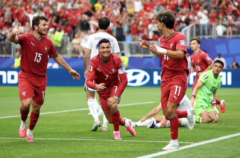 Cristiano (ao centro) celebra quarto gol de Portugal com companheiros (