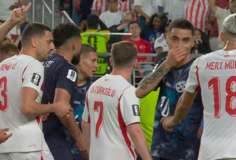 Almir&oacute;n cobriu a boca ao falar e infringiu o protocolo da Fifa contra racismo &ndash;
