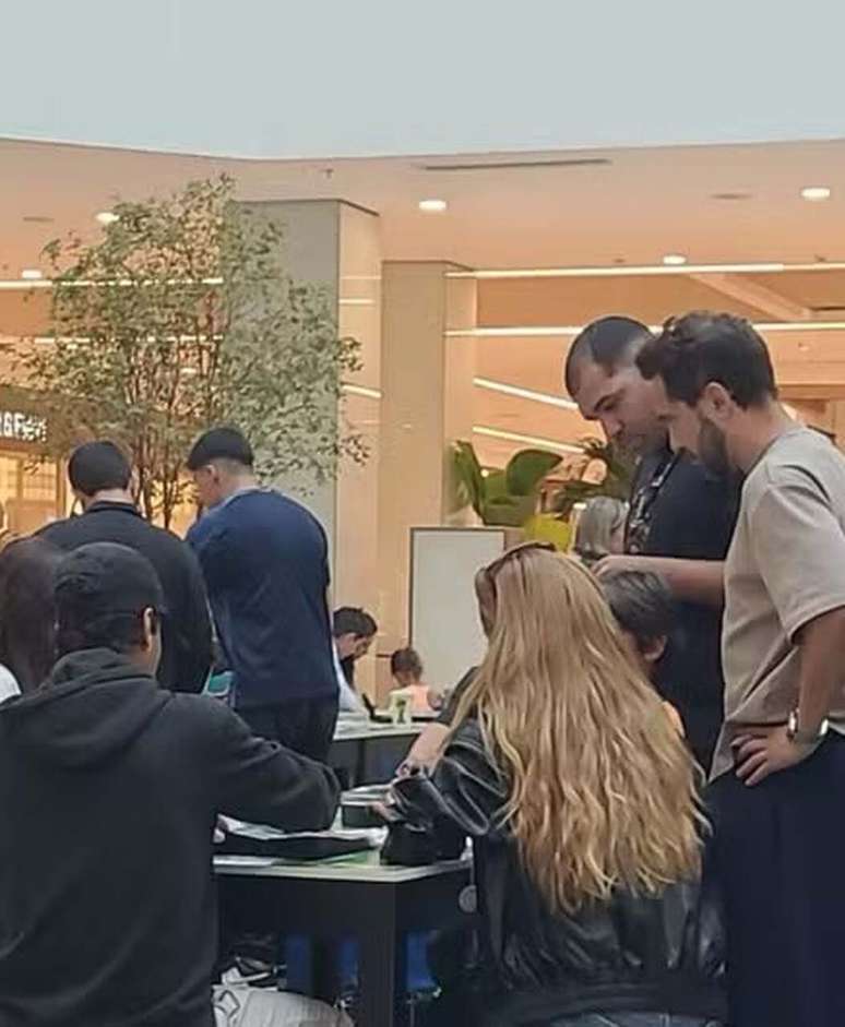 O meia esteve acompanhado da esposa e dos filhos durante a busca pelas figurinhas que faltavam no &aacute;lbum &ndash;