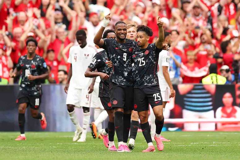 Larin celebra um dos gols do Canad&aacute; sobre o Catar em Vancouver &ndash;