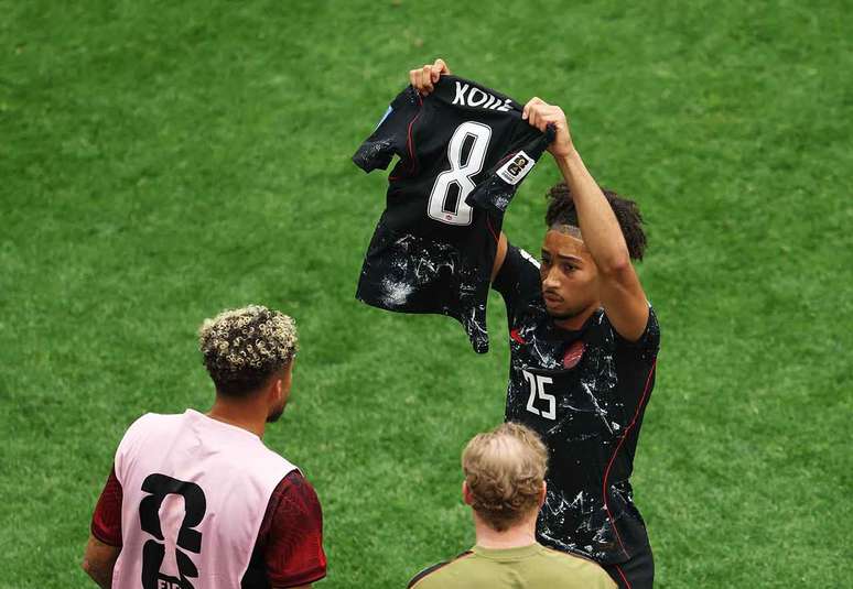 Kon&eacute; ganhou homenagem dos companheiros ainda na partida contra o Qatar &ndash;