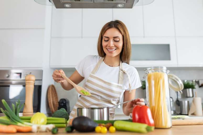 Ao cozinhar, &eacute; importante priorizar os temperos naturais e evitar o excesso de sal nas receitas 
