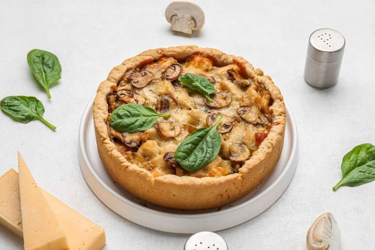Quiche proteica de cogumelo, espinafre e queijo 