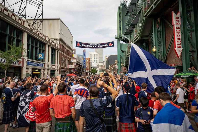Festa de escoceses trajando o &ldquo;kilt&rdquo;, a saia xadrez &ndash;