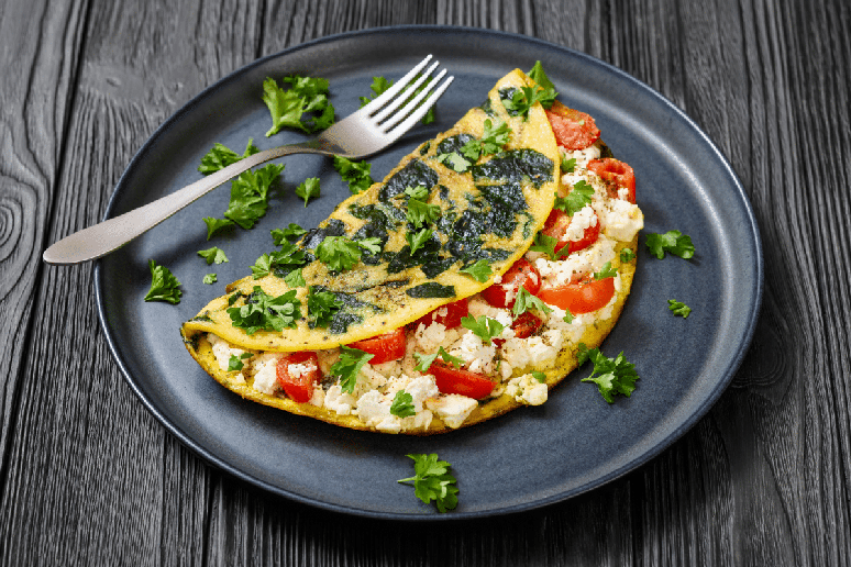 Omelete de espinafre com tomate e ricota 