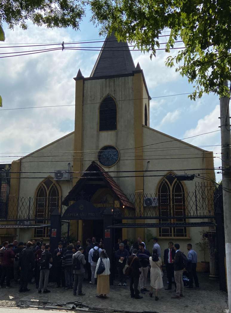 Fi&eacute;is reunidos ap&oacute;s missa de domingo: capela em S&atilde;o Paulo come&ccedil;ou com um im&oacute;vel doado no in&iacute;cio dos anos 2000