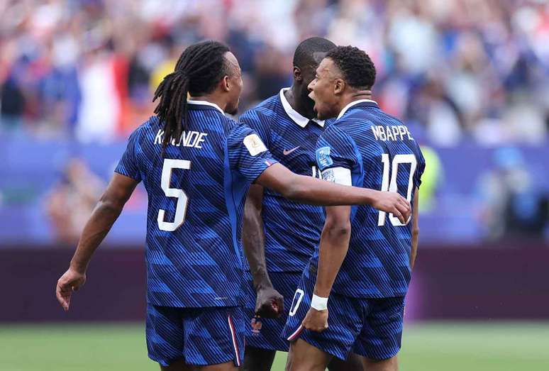 Mbapp&eacute; recebe os cumprimentos ap&oacute;s o seu primeiro gol sobre o Iraque.