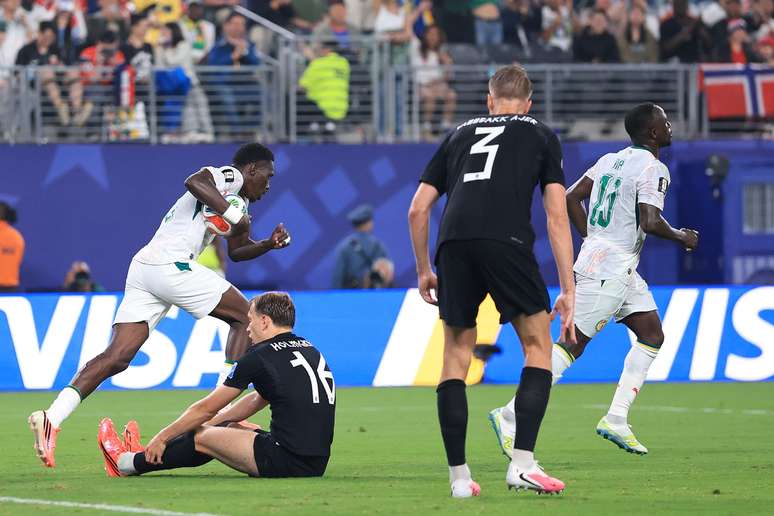 Ismaila Sarr comemorando o segundo gol senegal&ecirc;s 