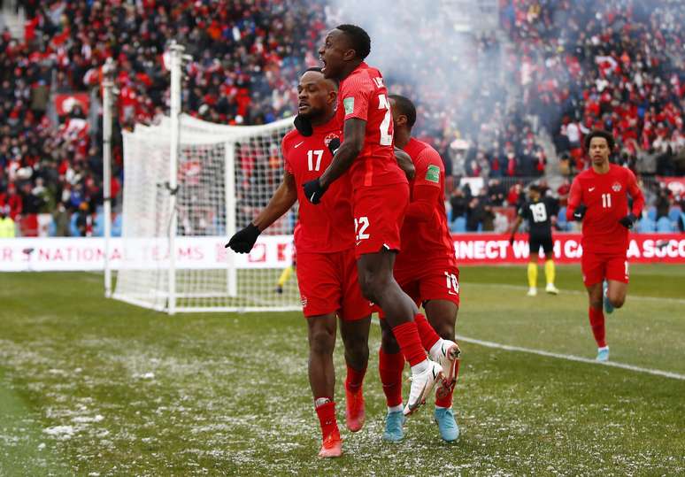 Larin em campo pela sele&ccedil;&atilde;o do Canad&aacute; &ndash;