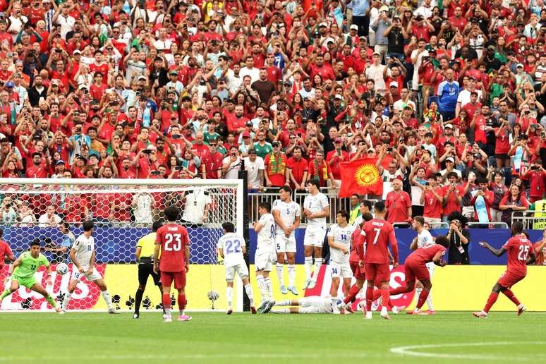 Nuno Mendes marcando o segundo gol portugu&ecirc;s 