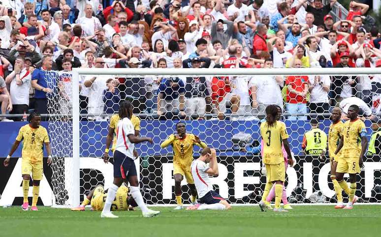 Kane jogou por cima do gol a chance mais clara da Inglaterra diante de Gana &ndash;