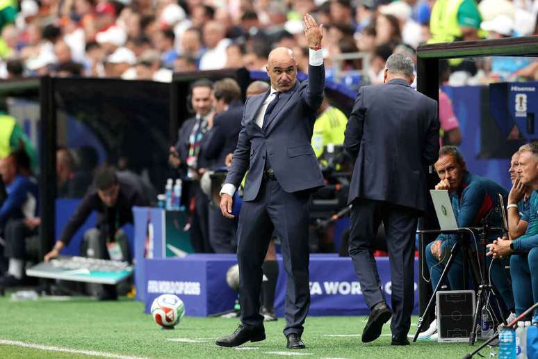 Roberto Mart&iacute;nez d&aacute; instru&ccedil;&atilde;o durante goleada de Portugal sobre o Uzbequist&atilde;o &ndash;