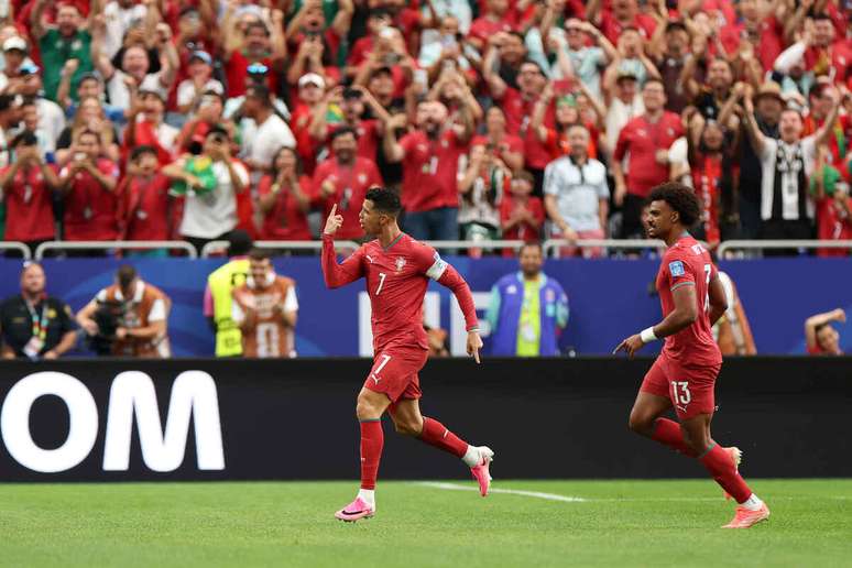 Cristiano Ronaldo vai para a galera ap&oacute;s marcar na goleada de Portugal &ndash;