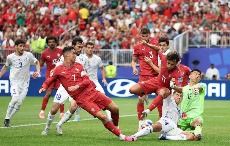 Portugal se redime e goleia Uzbequist&atilde;o com marcas de Cristiano Ronaldo &ndash;