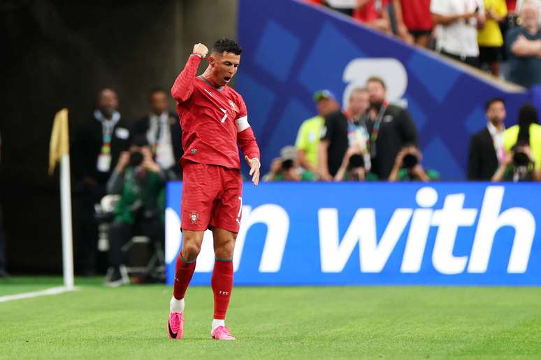Cristiano Ronaldo marca e faz hist&oacute;ria por Portugal &ndash;